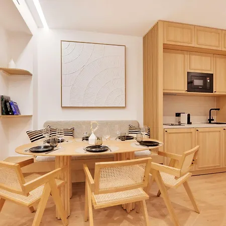 Authentic - 3br-6p - Moulin Rouge Apartment